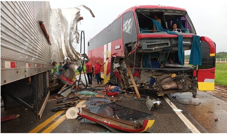 Uma pessoa morre e duas ficam feridas em colisão entre ônibus e carreta na rodovia BR-163.