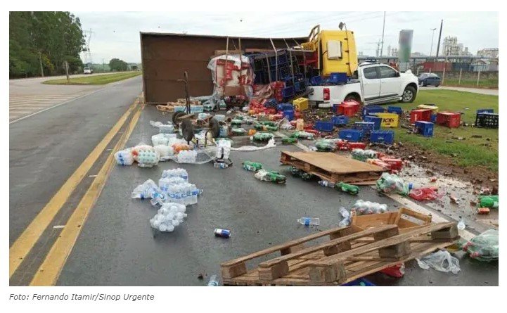 Caminhão carregado com bebidas tomba em cima de caminhonete na BR-163 em Sinop; quatro socorridos. (Fotos)