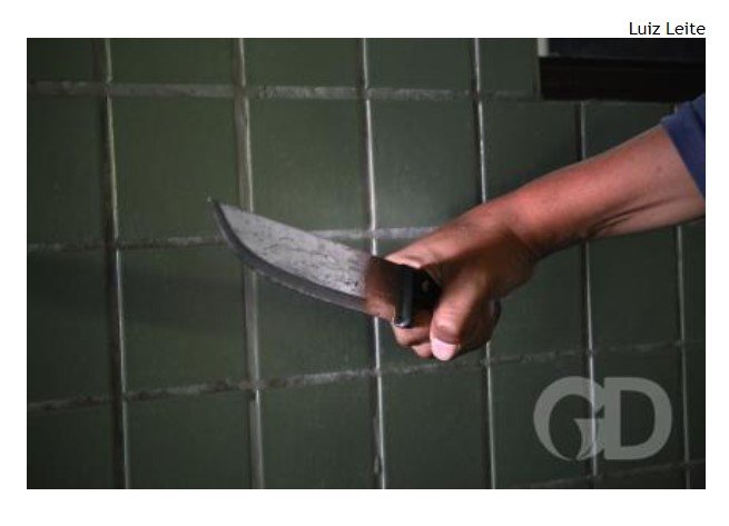 Homem tenta esfaquear o colega durante briga na ceia de Natal