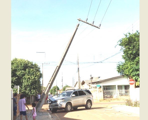 SW4 em Colíder bate em carro e acaba derrubando poste de energia. (Vídeo)