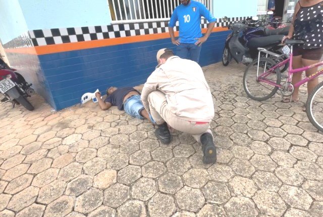 COLÍDER: Motociclista fica ferido após ser colhido em acidente no centro da cidade. (Vídeo)