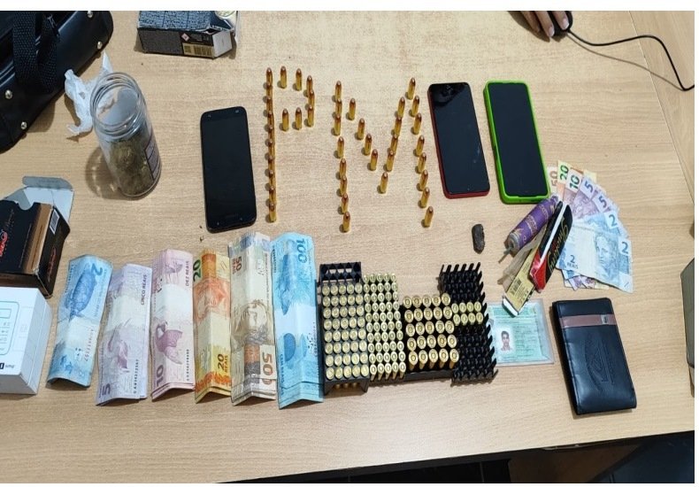 PM de Colíder prende motorista de aplicativo e apreende um arsenal de munições na casa dele, e mais dois com drogas.