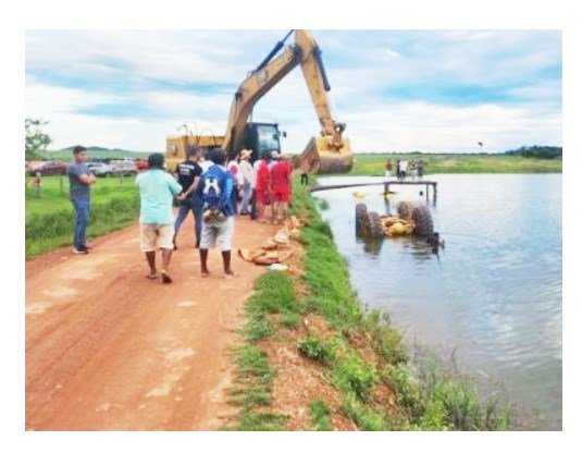 Trabalhador morre afogado após carregadeira tombar em represa