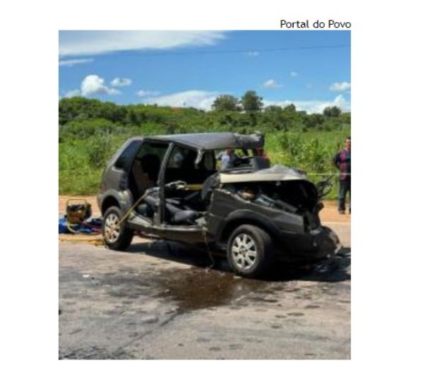 Motorista morre em batida entre Uno, Hilux e carreta na BR-364