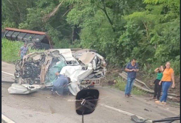 Acidente entre 5 veículos deixa um morto e bloqueia rodovia em MT; veja videos