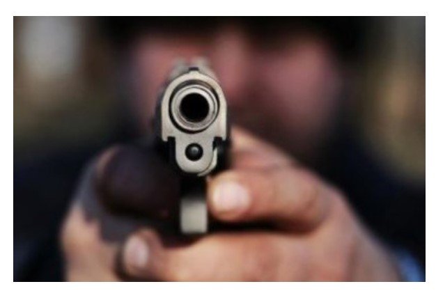 Jovem é morta a tiros e corpo é achado pela avó ao lado de duas crianças