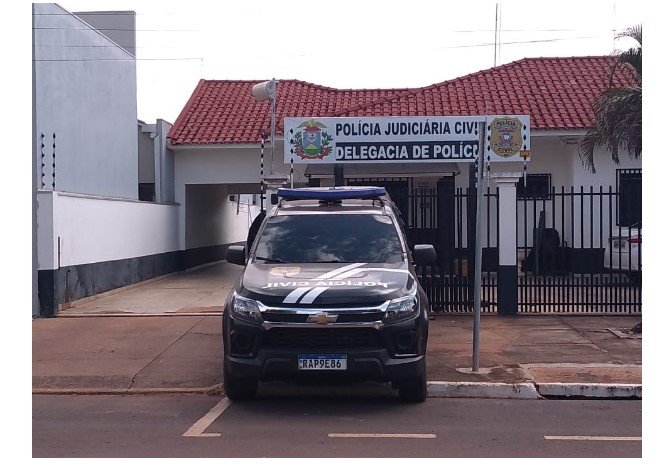 Dupla é presa em flagrante por autoria de homicídio de mulher encontrada em lavoura no interior