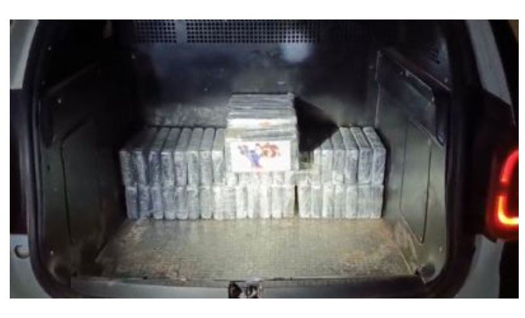 Homem ‘cagueta’ comparsas e PM apreende 50 tabletes de cocaína em chácara abandonada