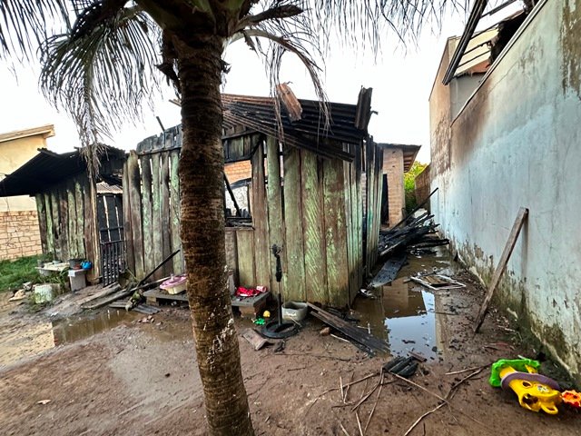 Família de Colíder fica somente com a roupa do corpo após incendio em sua casa. (Vídeo)