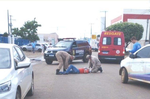 Acidente agora pouco na frente do HRCOL de Colíder, envolvendo um motociclista e um carro. (Fotos)