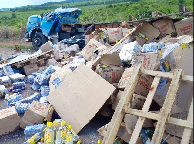 COLÍDER: Caminhão carregado de bebidas tomba em rodovia MT-320 do norte do estado. (Vídeo)