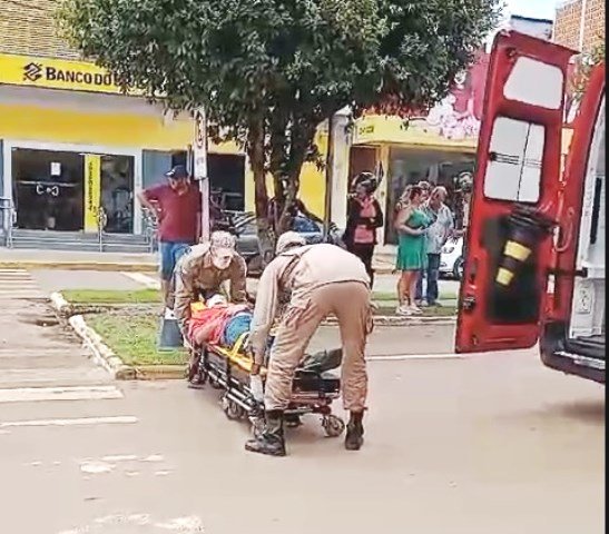 COLÍDER: Motociclista tem suspeita de fratura de clavícula após acidente no centro da cidade.(Vídeo)