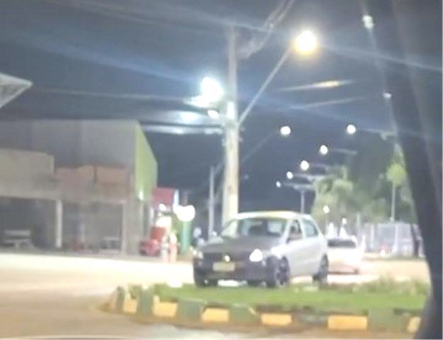 Homem perde controle carro e vai parar em cima da rotatória no centro de Colíder. (Fotos)