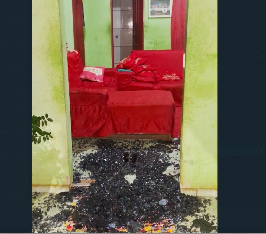 Mulher em Colíder tem casa alvejada por tiros, a vitima suspeita do seu Ex-Marido.