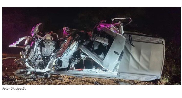 MT-320: motorista é socorrido após bater caminhonete na traseira de veículo de carga em Carlinda
