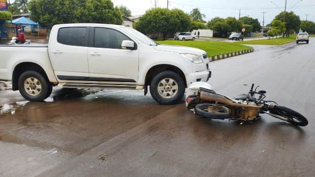 COLÍDER: Motociclista invade preferencial de caminhoneta e acaba sendo atropelada dentro da rotatória no centro da cidade.