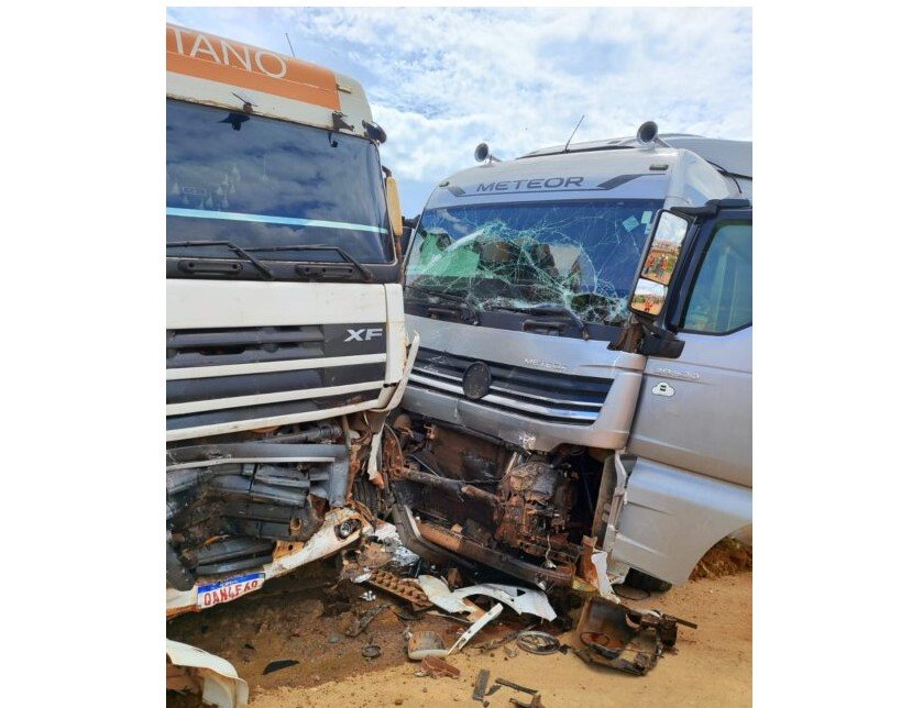 Caminhoneiro é socorrido com estilhaço de vidro nos olhos após acidente envolvendo três carretas na BR-163 em Guarantã do Norte (Video)