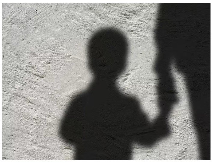 MT: Pedófilo beija filha bebê na boca, diz que ela é 'gostosa' e bate na mãe por tentar proteger a criança