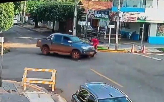 Motociclista fica ferido após ser 'jogado' longe em acidente entre moto e caminhonete em Sorriso