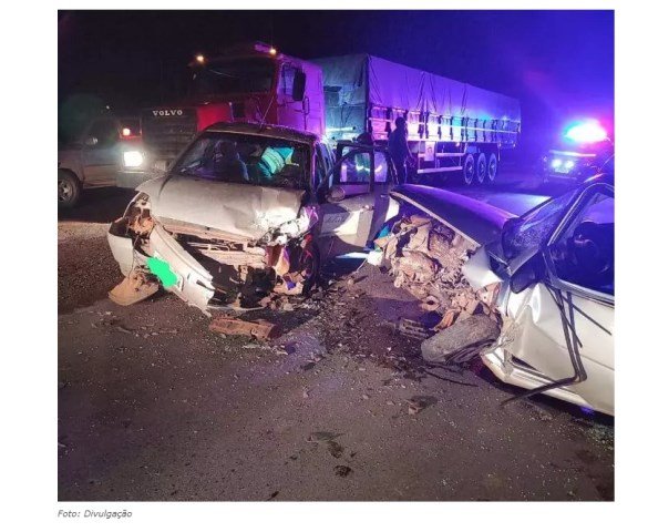 Veículos colidem frontalmente na MT-208 em Carlinda; sete pessoas socorridas. (Fotos)
