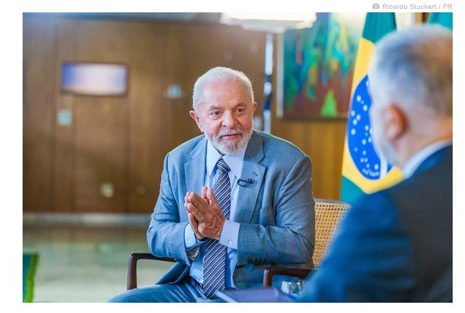 Lula diz que ato pró-Bolsonaro foi grande, mas 'em defesa do golpe'