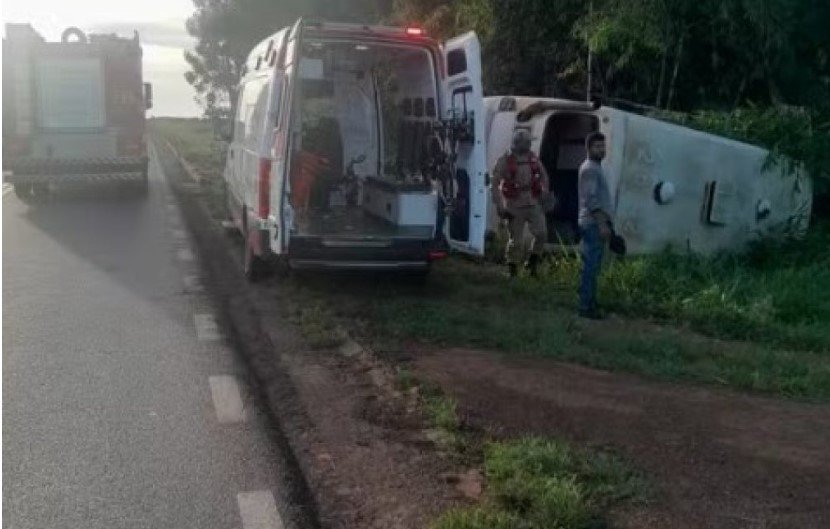 Micro-ônibus escolar tomba em MT; 8 crianças ficam feridas