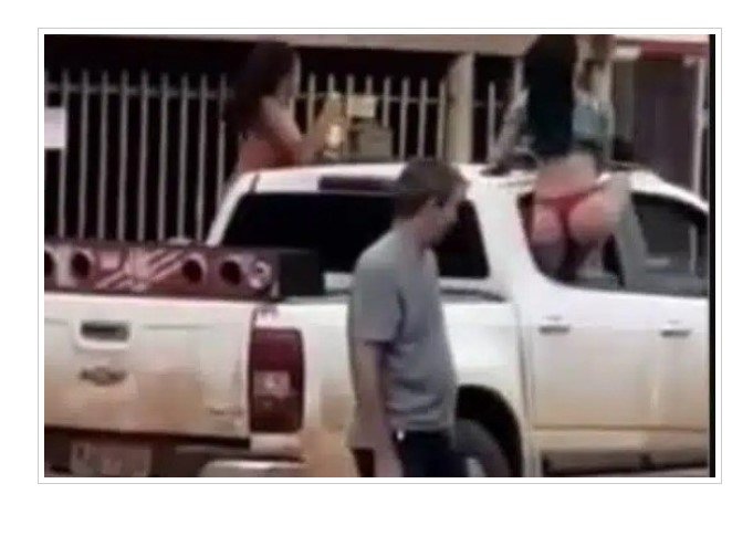 Mulheres só de calcinha dançam e se exibem em janela de carro em Cuiabá