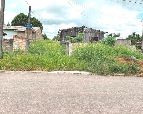Casa abandonada na área central de Colider, causa medo e preocupação em vizinhos. (Vídeo)