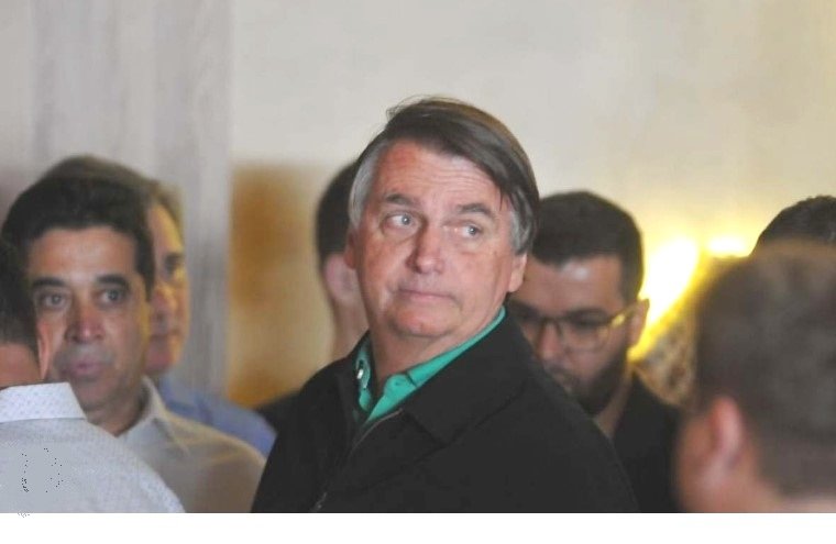 'Não há crime nenhum', diz Bolsonaro sobre estadia na embaixada