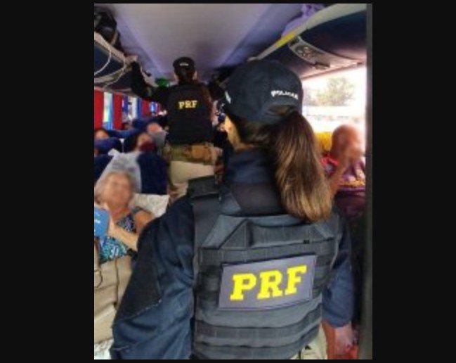 Tarado passa a mão em passageira dentro de ônibus e acaba preso