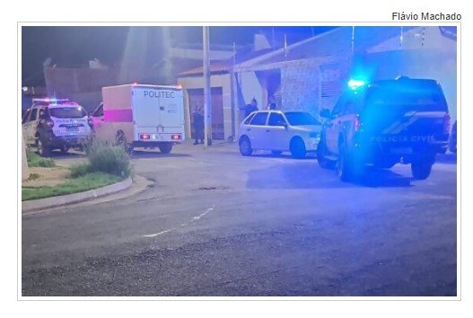Homem é morto a tiros após ameaçar família com faca e tentar pegar arma de PM