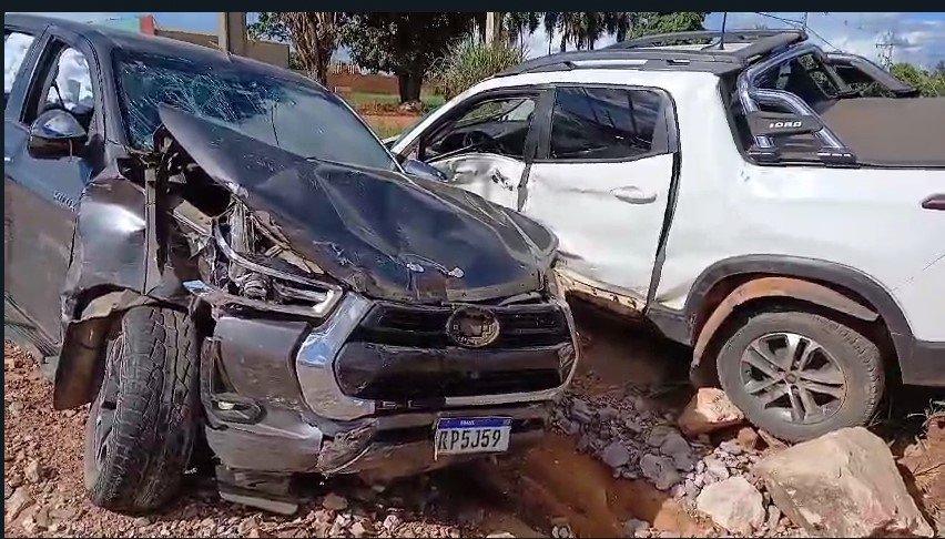 COLÍDER: Acidente envolvendo uma Hilux e uma Toro e registrada na MT-320 no perímetro urbano. (Vídeo)