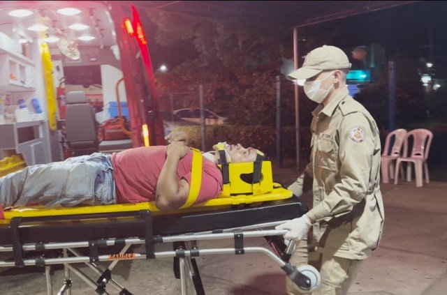 COLÍDER: Motorista de caminhonete Hilux bate em casal e foge sem prestar socorro. (Vídeo)