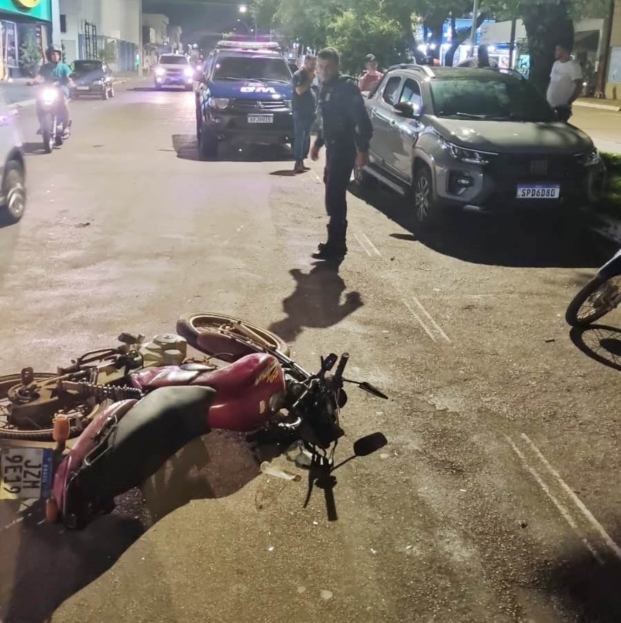 COLíDER: Jovem vai para o Hospital apos bater em Pick Up devidamente estacionada no centro.