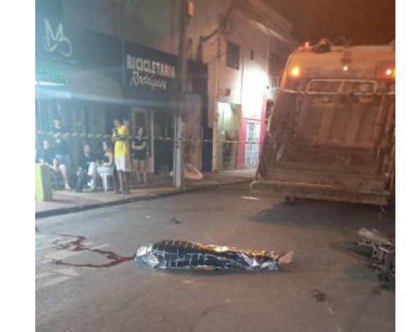 Garupa de moto morre após ser patrolado por caminhão de lixo em Cuiabá