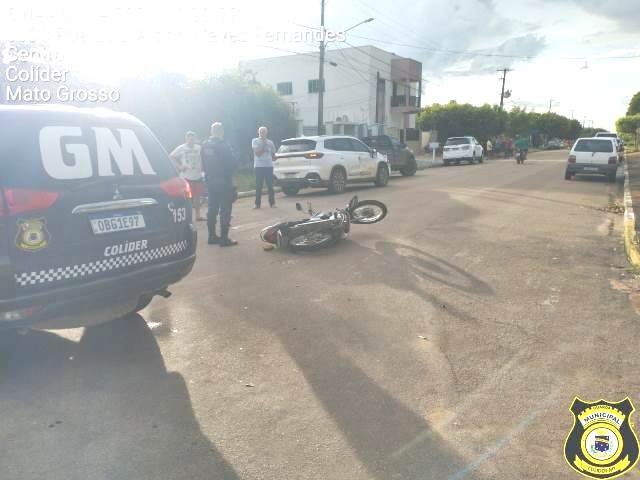 Motociclista em Colíder vai parar no HRCOL apos bater em veiculo no cruzamento de ruas no centro de Colíder. (Fotos)