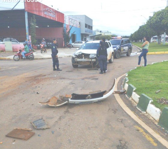 COLÍDER: Veiculos se envolvem em acidente dentro da rotatória na Av. Tancredo. (Fotos)