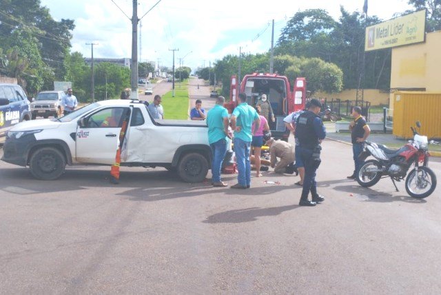 COLÍDER: Homem tem suspeita de fraturas no braço após acidente com veiculo. (Fotos)