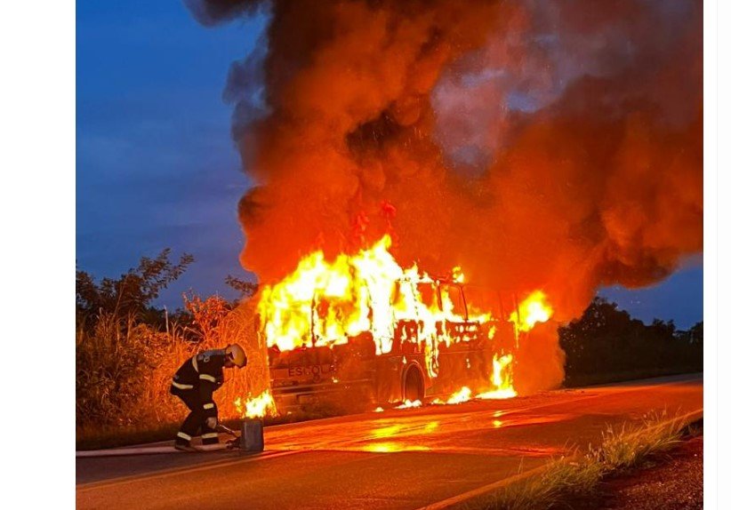 Bombeiros são acionados para combater incêndio em ônibus com estudantes universitários
