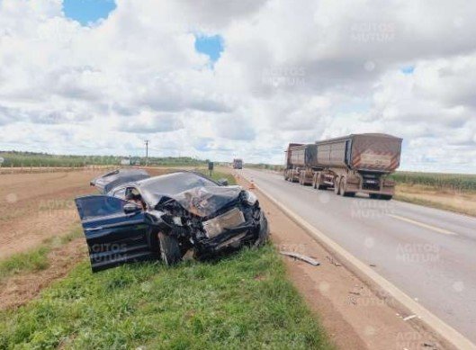 Rodado de carreta se solta e atinge carro na BR-163 em Nova Mutum/MT