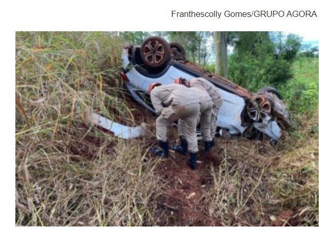 Mulher morre após carro bater em árvore e capotar em barranco em MT