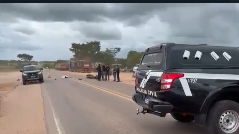 Motociclista tem corpo dilacerado após bater contra carreta em rodovia de MT