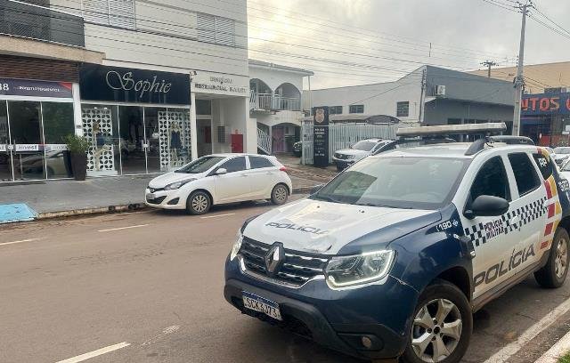 Motorista de veiculo em colíder e preso por derrubar poste de energia.