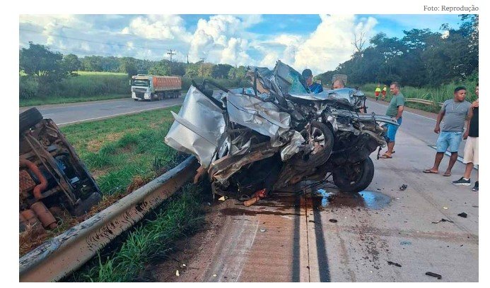 Batida entre Hilux e duas carretas deixa um morto e outro ferido em MT