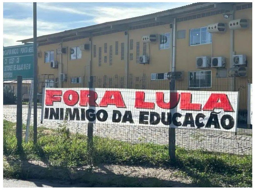 Servidores federais colocam faixa “Fora Lula, inimigo da Educação”