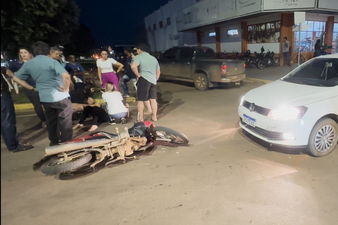 Mulher gravida pilotando moto e atropelada dentro da rotatória no centro de Colíder. (Vídeo)