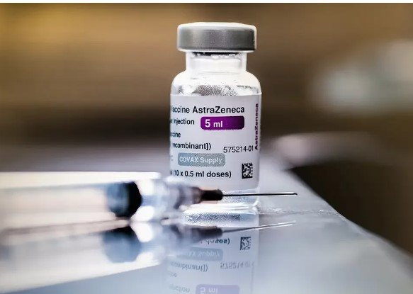 AstraZeneca admite efeito colateral raro da vacina contra covid-19