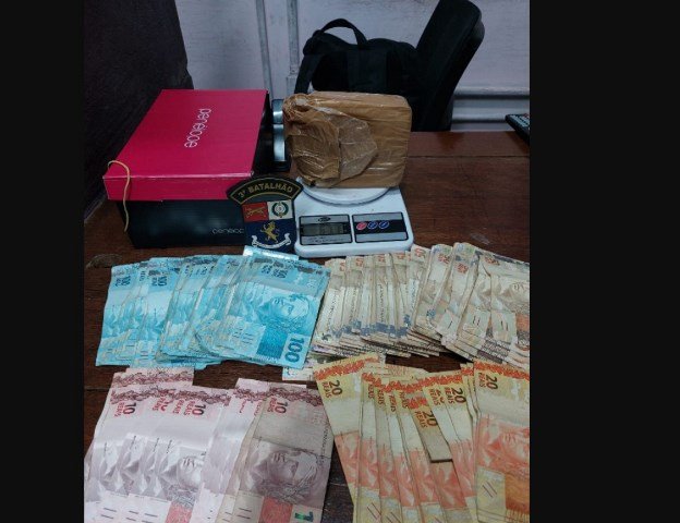 Com dinheiro e droga, ex-presidiário volta para a cadeia por bater na esposa
