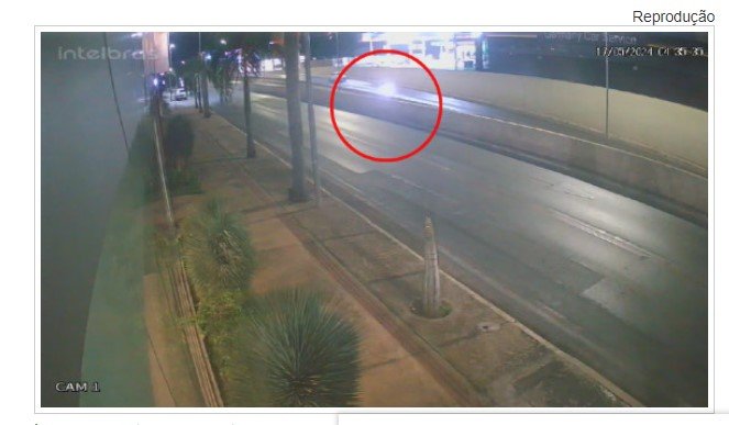 Imagens mostram momento em que motociclista entra na contramão e morre após colidir contra Duster