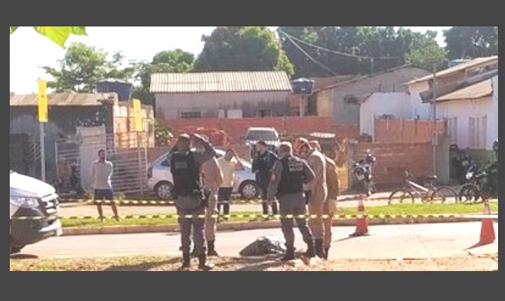 Homem sai de bebedeira, senta em meio-fio e morre ao cair em buraco